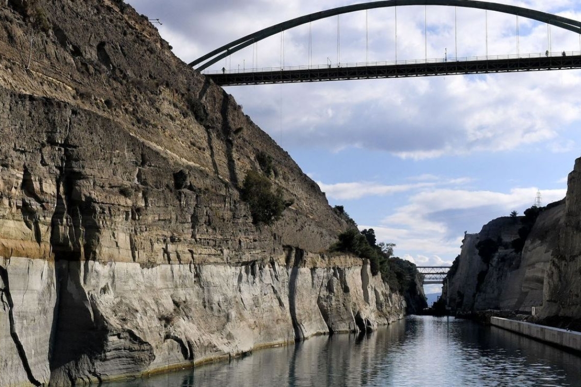 Άνδρας αποπειράθηκε να πέσει από τον Ισθμό της Κορίνθου