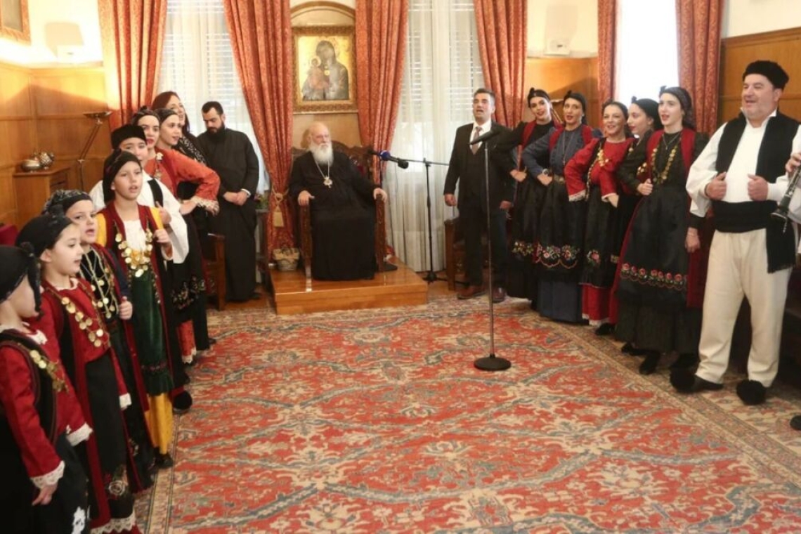 Χριστουγεννιάτικα κάλαντα από χορωδίες στον Αρχιεπίσκοπο Ιερώνυμο