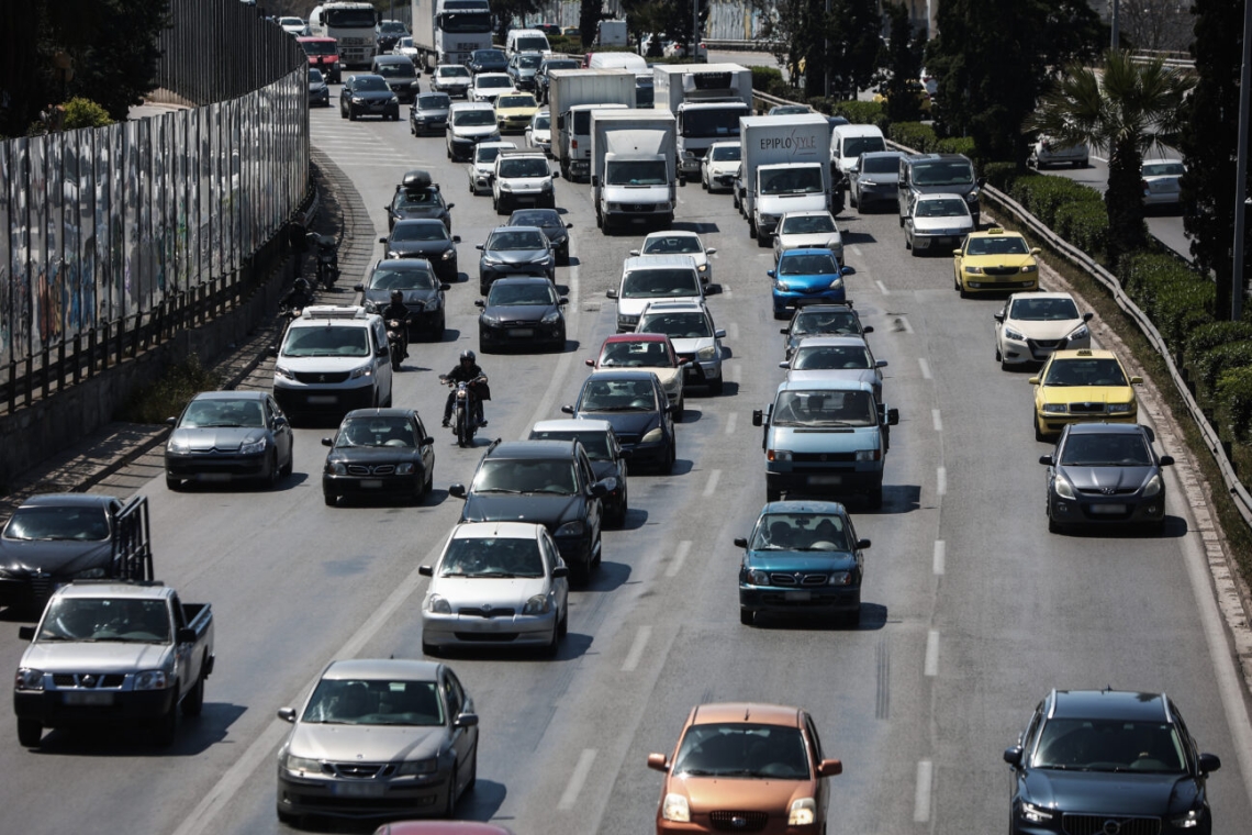 Ατύχημα στον Κηφισό: Φορτηγάκι έριξε κολώνα της ΔΕΗ