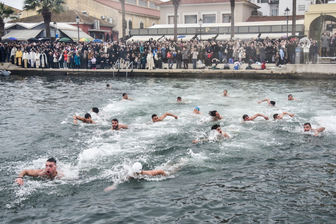 Θεοφάνια: Απρόοπτα κατά τον αγιασμό σε Αθήνα και Θεσσαλονίκη