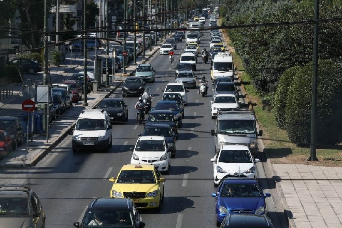 Σύγκρουση φορτηγού με ΙΧ προκαλεί συμφόρηση στην Κηφισίας