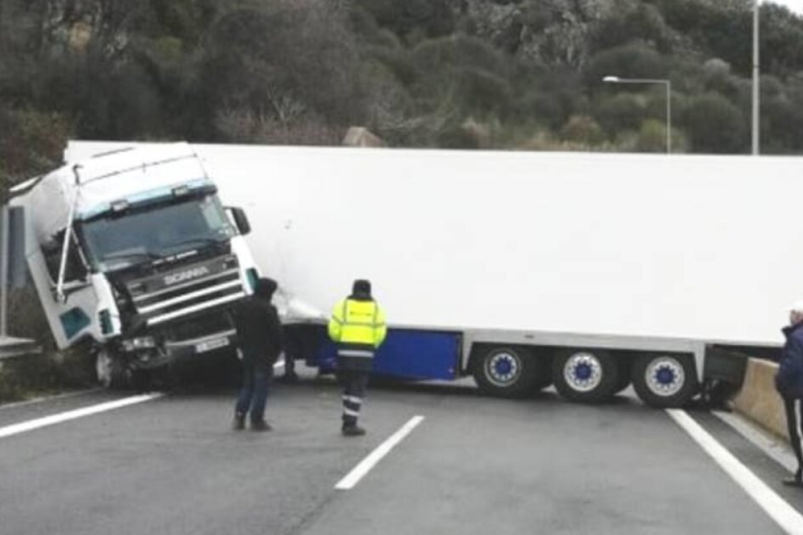 Νταλίκα με φυσικό αέριο δίπλωσε στην Αχαΐα προκαλώντας κυκλοφοριακά προβλήματα