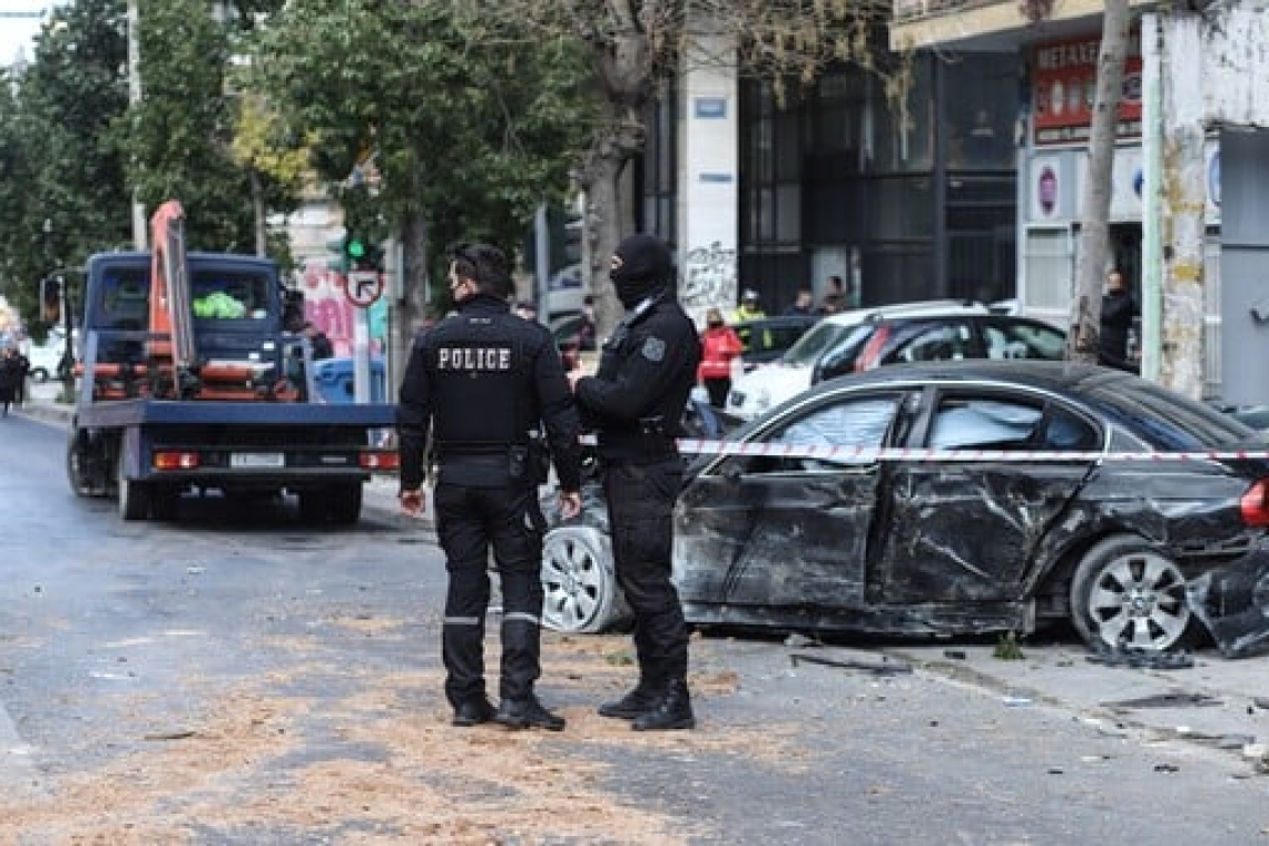 Τροχαίο ατύχημα στο Κερατσίνι: Αυτοκίνητο συγκρούστηκε με μηχανή