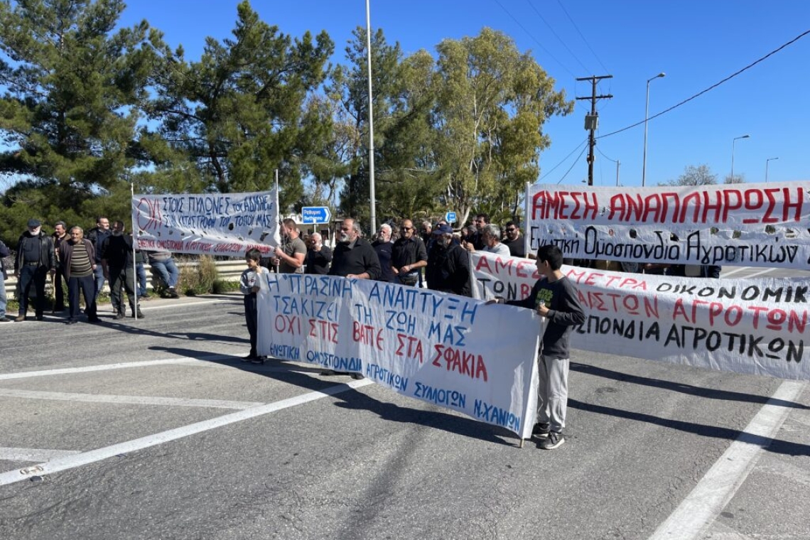 Αγρότες κλείνουν την Εθνική οδό Χανίων-Ρεθύμνου διαδηλώνοντας