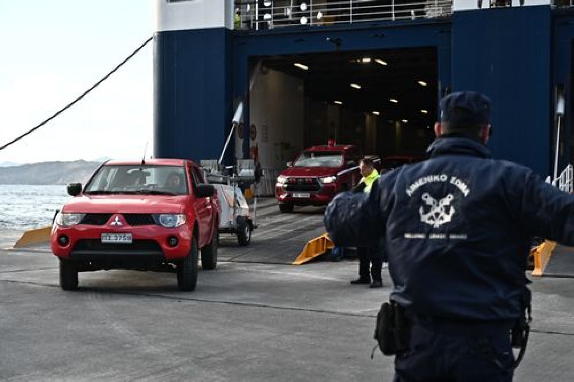 Οχήματα έκτακτης ανάγκης φτάνουν στη Σαντορίνη λόγω των σεισμών