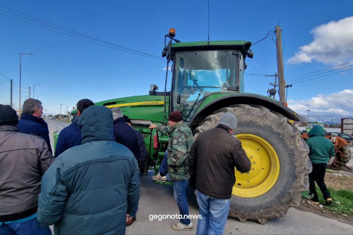 Συμβολικός αποκλεισμός από τους αγρότες της παλιάς εθνικής οδού Βόλου-Λάρισας τη Δευτέρα 10/2