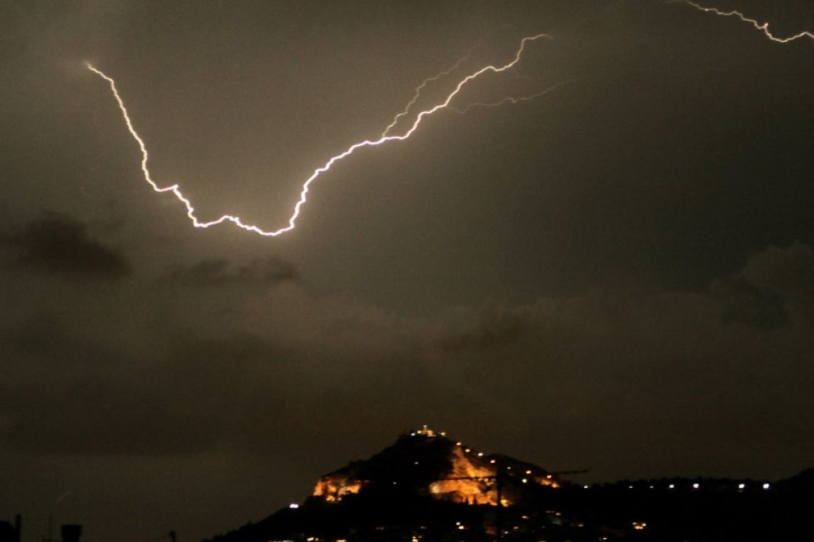 Επικίνδυνες καταιγίδες πλήττουν Πελοπόννησο, Κρήτη και Δωδεκάνησα