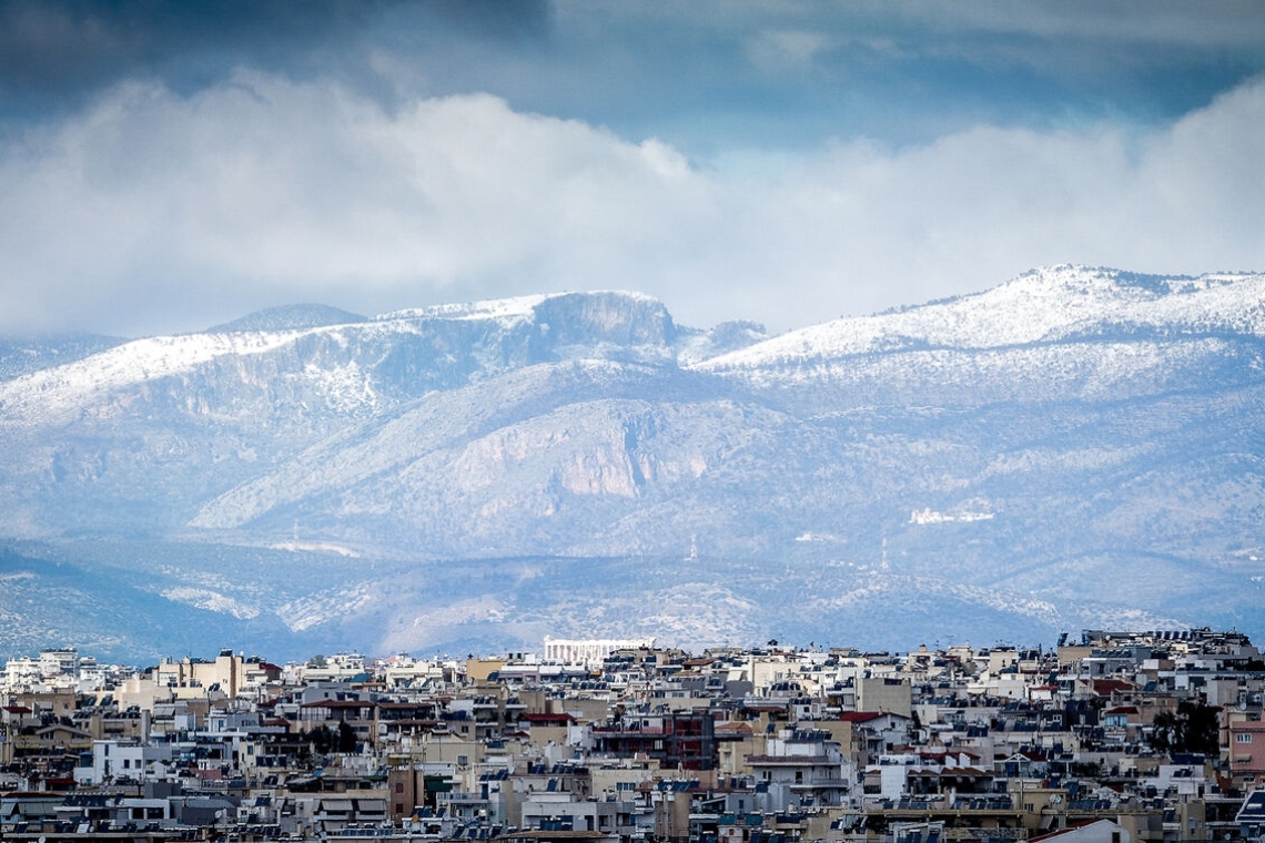 https://www.iefimerida.gr/sites/default/files/styles/medium_article_image/public/2025-02/xionia-dyo-gynaikes-me-kaskol-sto-kefali.jpg?itok=YpuSIrzy