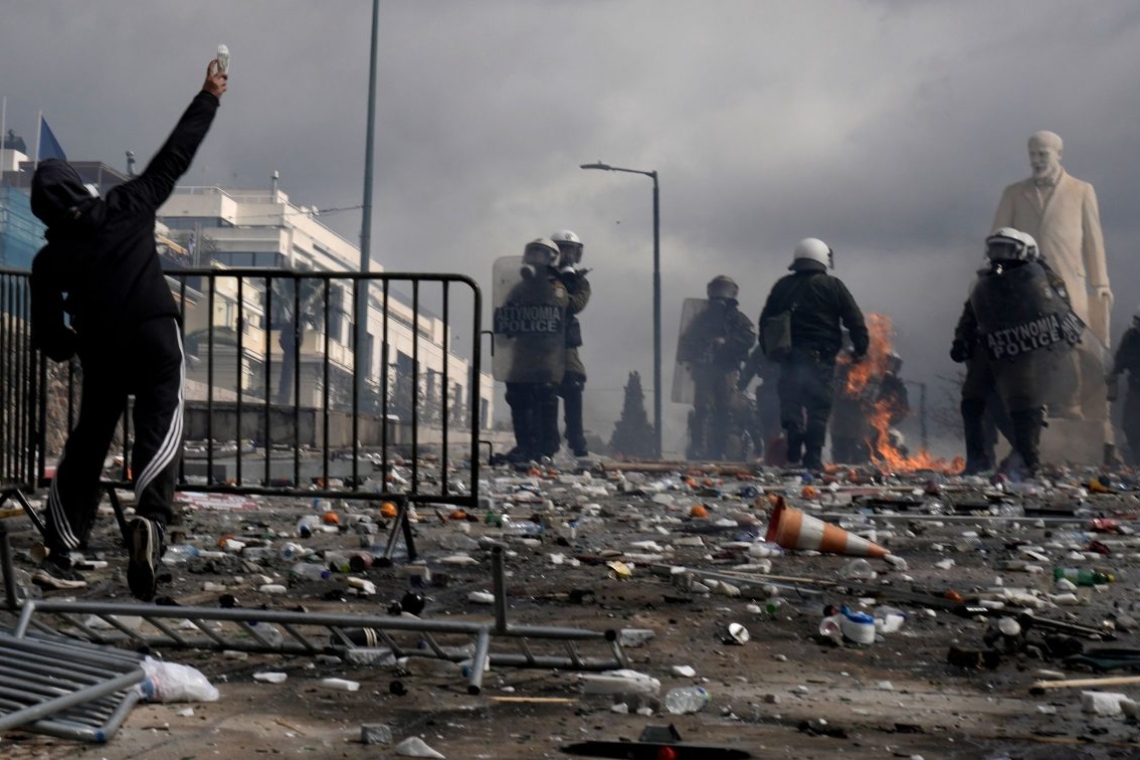 Επεισόδια με κουκουλοφόρους και μολότοφ έξω από τη Βουλή