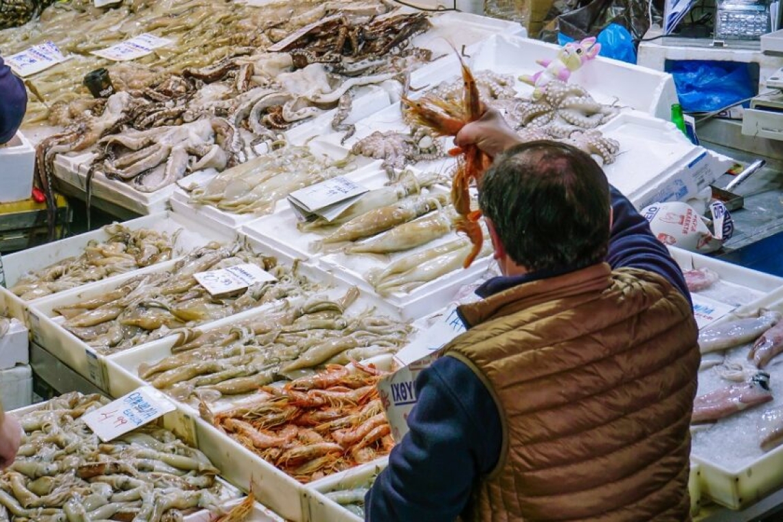 Καθαρά Δευτέρα: Αυξημένη κίνηση στη Βαρβάκειο αγορά