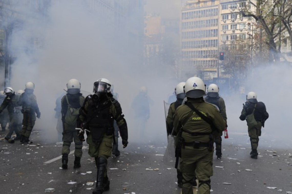 Σύλληψη διαδηλωτών  από τα επεισόδια που σημειώθηκαν κατά τη διάρκεια των διαδηλώσεων για τα Τέμπη