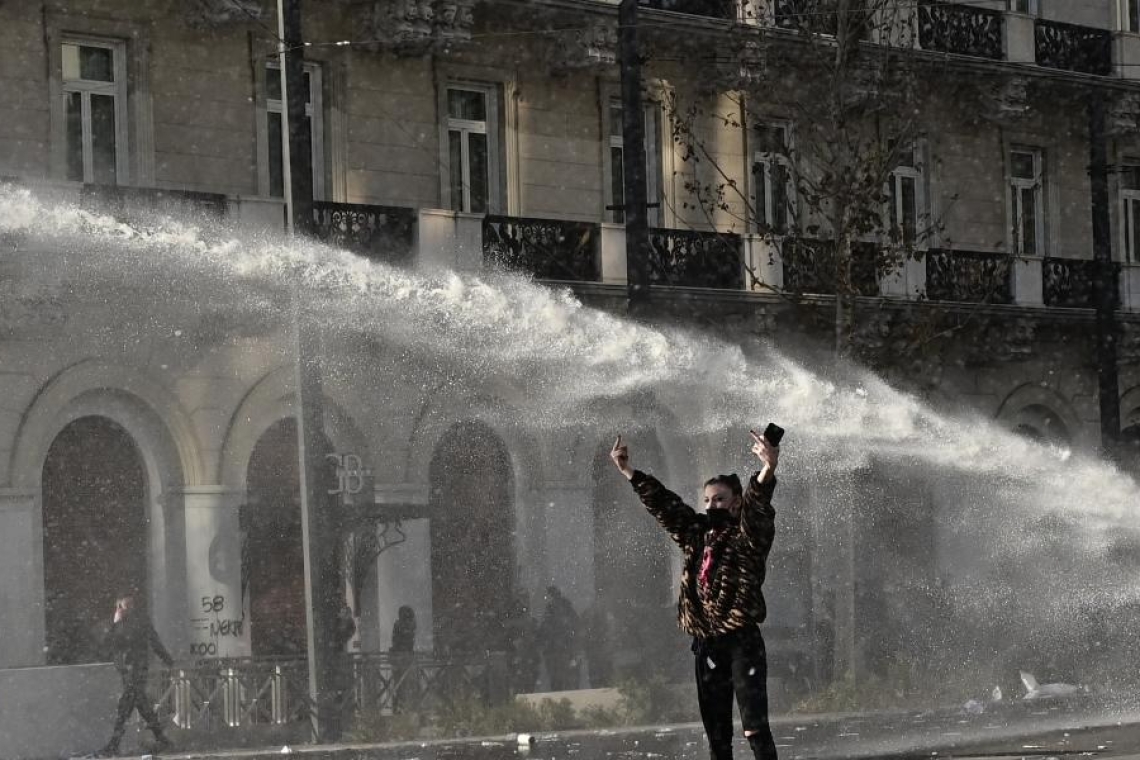 Το κορίτσι απέναντι στην αύρα της αστυνομίας