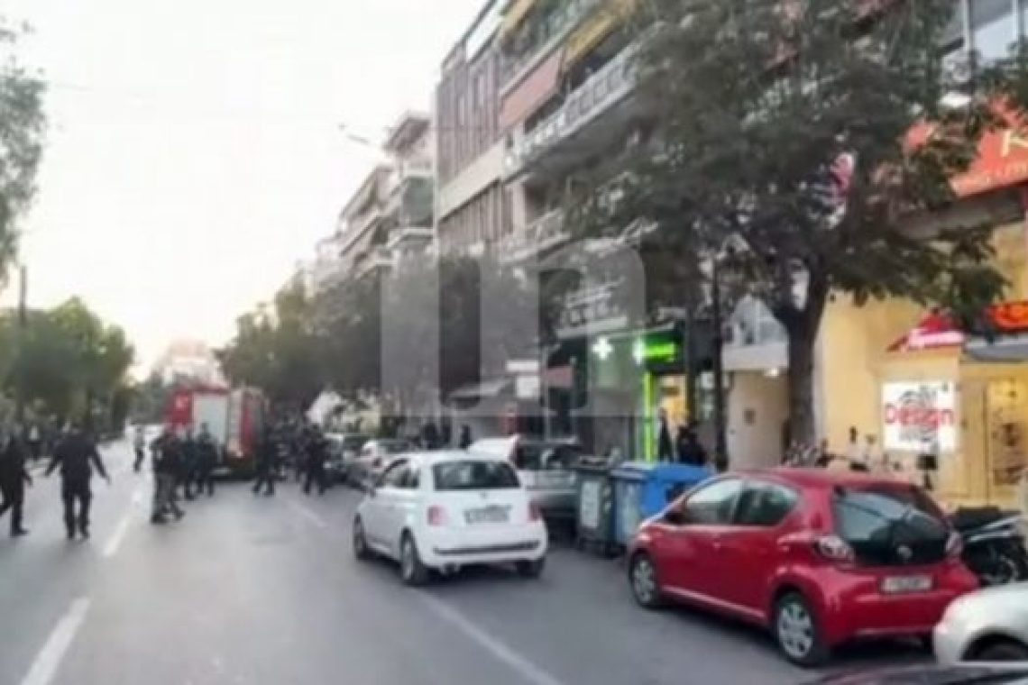 Άνδρας με τσεκούρι τρομοκρατεί πολίτες στην Καλλιθέα