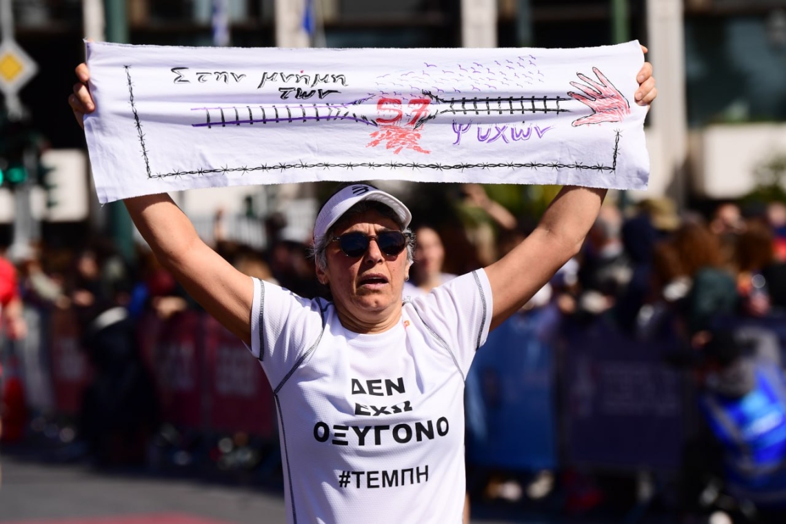 Ημιμαραθώνιος Αθήνας: Μηνύματα υποστήριξης για τα Τέμπη από δρομείς