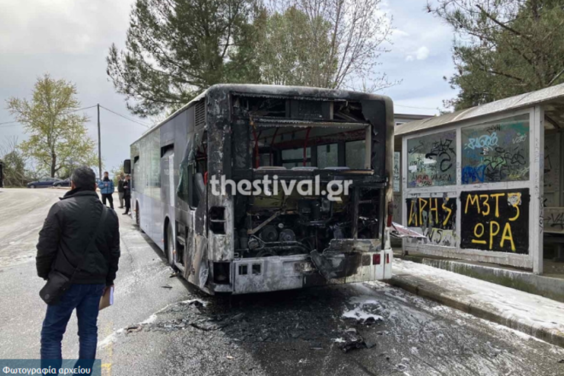 Φωτιά ξέσπασε σε λεωφορείο στο Δερβένι, ασφαλείς οι επιβάτες