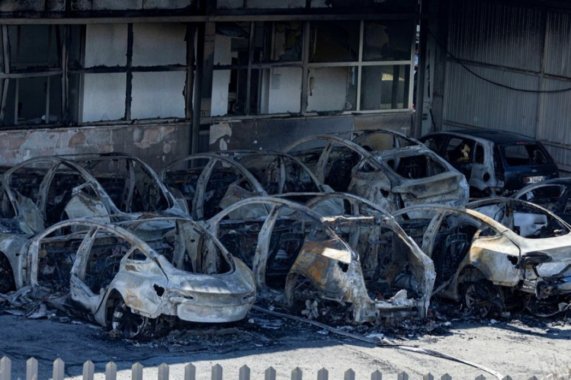 Επίθεση αναρχικών: Πυρπόληση 17 αυτοκινήτων Tesla στην Ιταλία