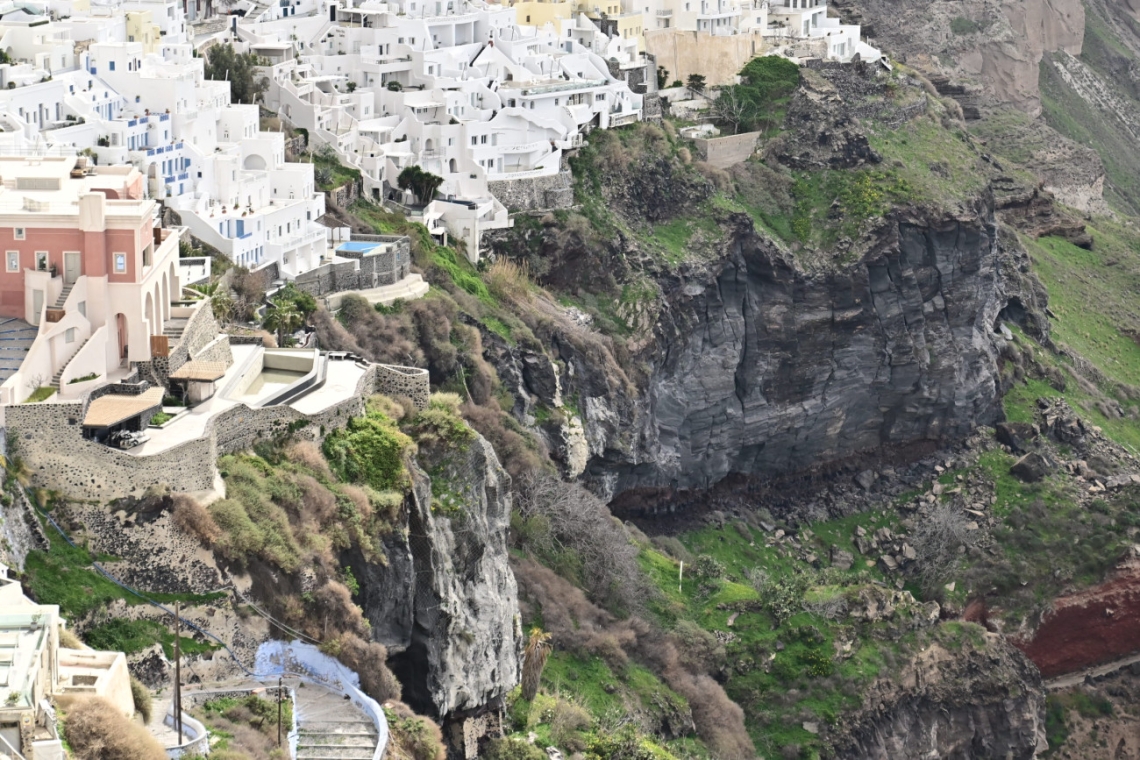 https://www.iefimerida.gr/sites/default/files/styles/medium_article_image/public/2025-02/lekkas-santorini.jpg?itok=2zAlH_Lk