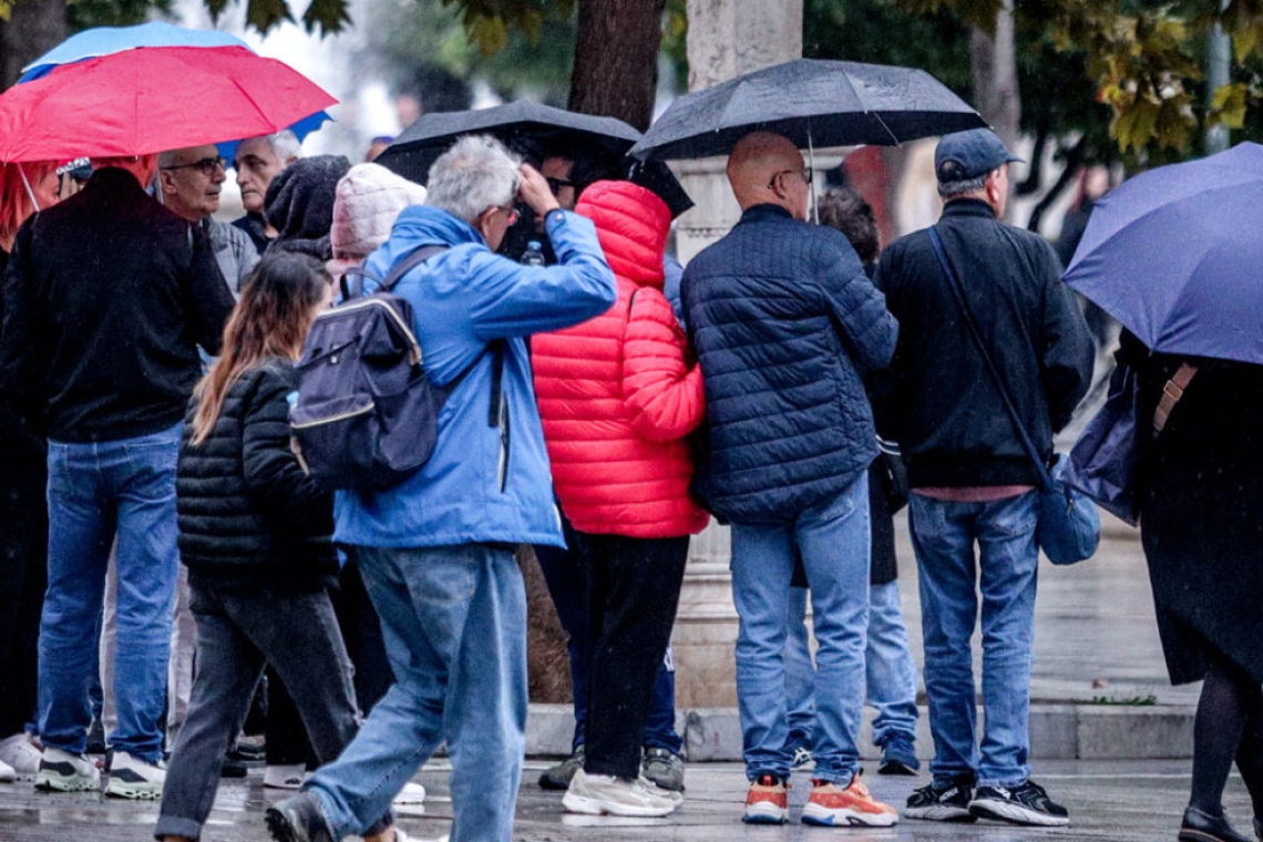 https://www.parapolitika.gr/images/640x360/jpg/files/2024-12-06/kataigida-stin-attiki-isxires-vroxes-kai-keravnoi.jpg