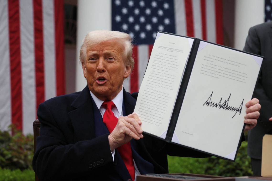 https://img.cnngreece.gr/img/1290/max/80/2025/04/01/65dedb18-trumppppp.jpg?t=KTTcQs7Ju95BSohLWcl-_A