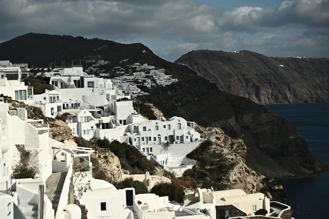 https://www.in.gr/wp-content/uploads/2025/04/santorini-mak1-620x350.jpg