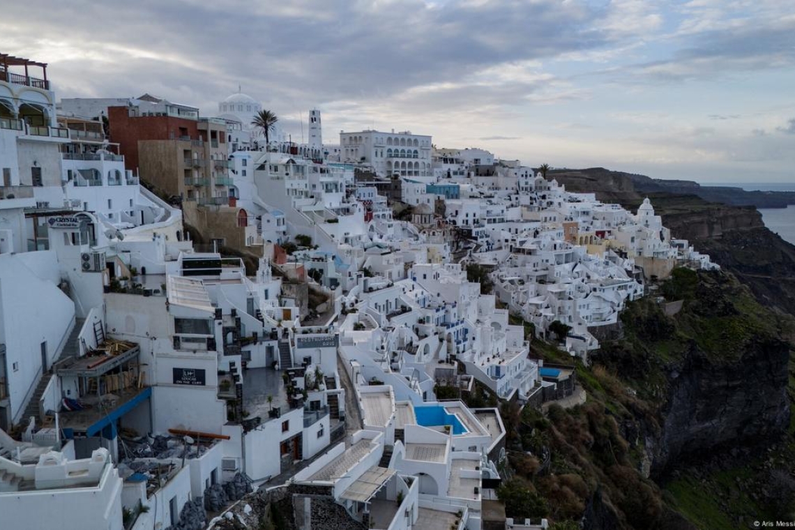https://www.parapolitika.gr/images/640x360/1/jpg/files/2025-04-12/santorini-touristes-sta-sokakia-epistrofi-sthn-kanonikotita.jpg