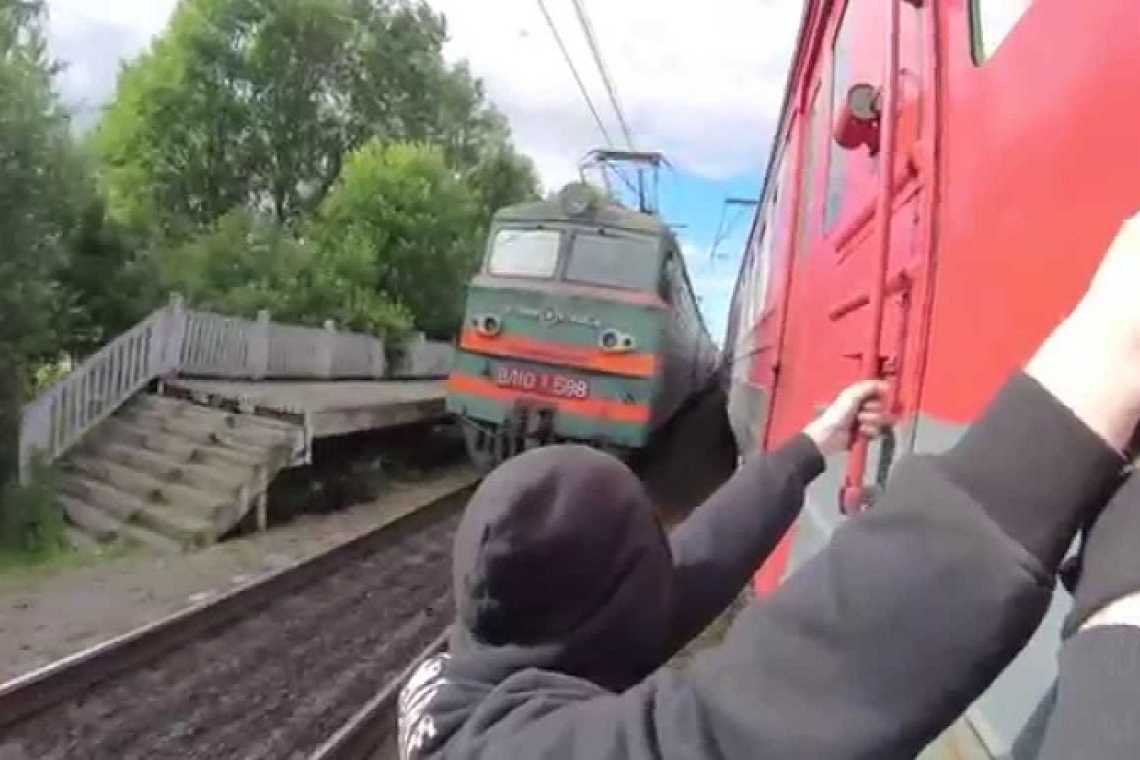 Γονείς προσοχή! Προκλητικό και επικίνδυνο challenge: Οι ριψοκίνδυνοι σέρφερς των τρένων