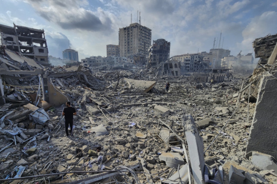 Συγκλονιστική διάσωση κοριτσιού από συντρίμμια στη Γάζα