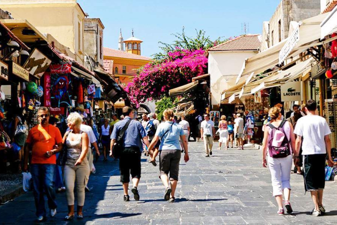 https://www.in.gr/wp-content/uploads/2025/04/ot_touristas_pool-620x350.png