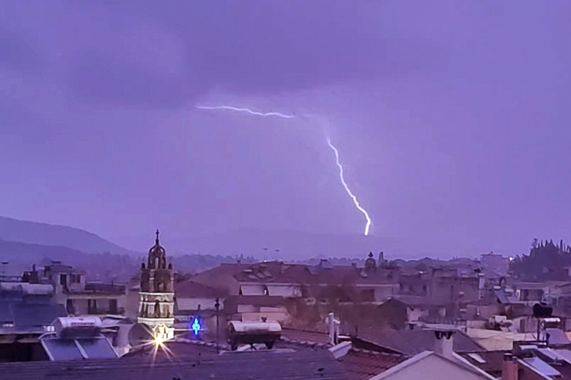 https://www.iefimerida.gr/sites/default/files/styles/medium_article_image/public/2024-02/vroxes-omprela-gynaika-20-2-24_0.jpg?itok=G6JKigwi