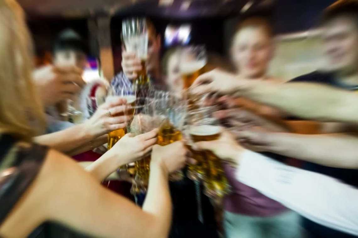 https://img.cnngreece.gr/img/1290/max/80/2024/12/01/alcohol-492871_1280-(2).jpg?t=eaT7d_ebx0sVE25bN-JpQQ