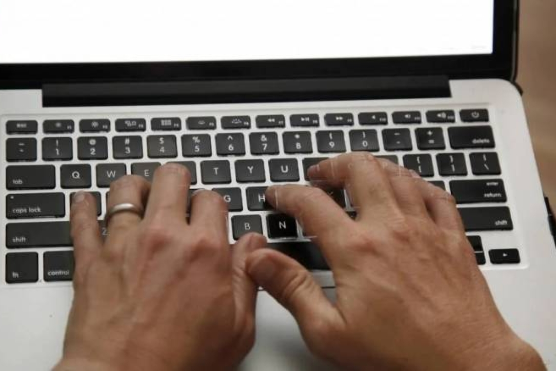 https://img.cnngreece.gr/img/1290/max/80/2025/05/03/macbook-459196_1280.jpg?t=YUOGX6S9wDk0AlwLOyPzBw