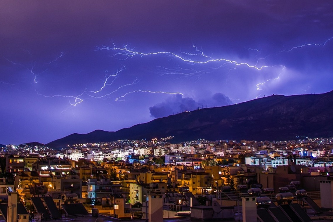 https://www.newsit.gr/wp-content/uploads/2025/04/kairos_broxes_athens_eurok-1200x630.jpg