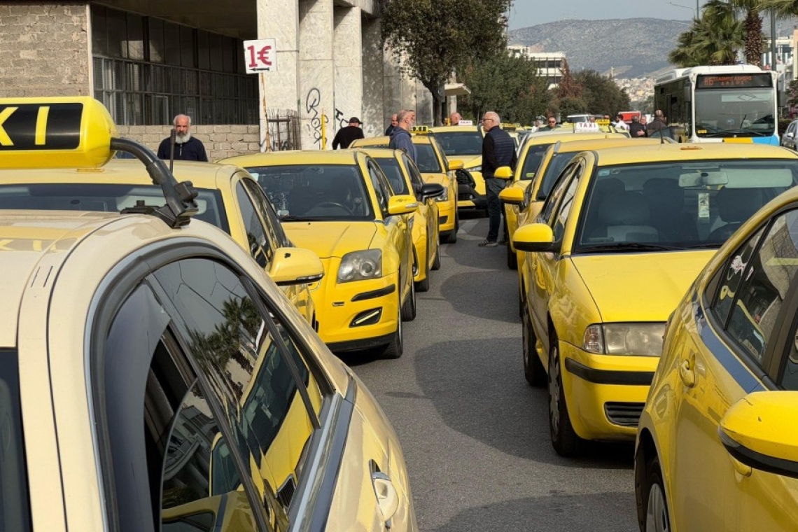 Απεργία ταξί: Διαμαρτυρία οδηγών έξω από το Υπουργείο Μεταφορών