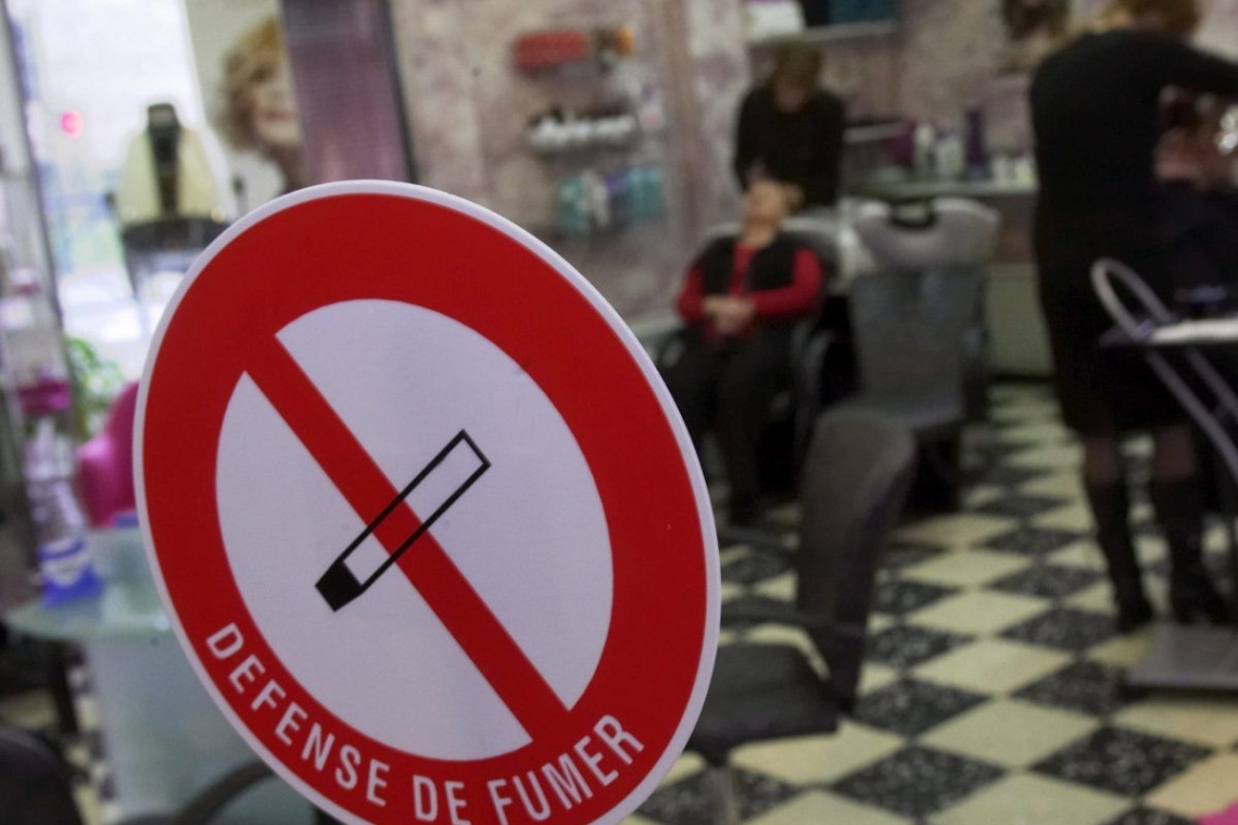 Απαγόρευση καπνίσματος σε παραλίες και πάρκα στη Γαλλία