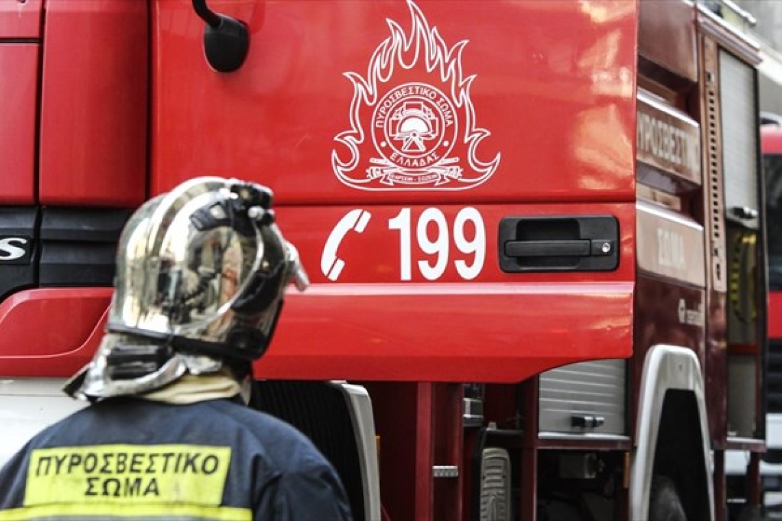 Αυτοκίνητο τυλίχθηκε στις φλόγες στην Παλιά Εθνική Οδό Αθηνών-Λαμίας