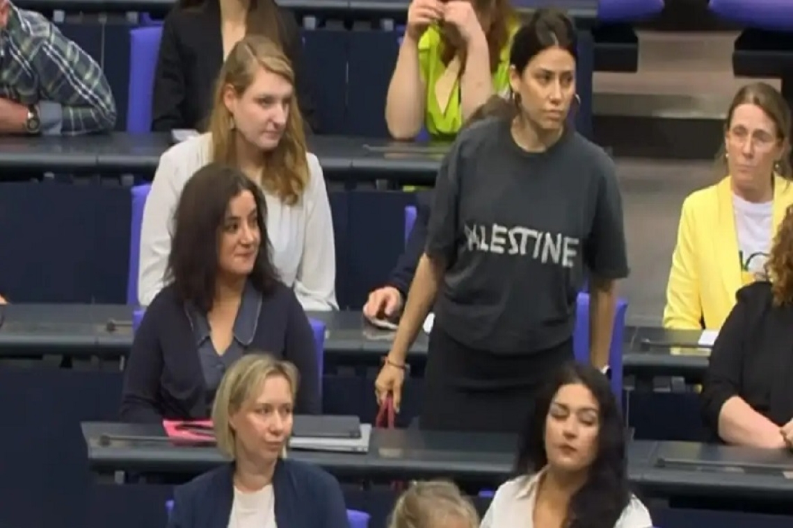 Γερμανία: Η πρόεδρος της Bundestag απέβαλε βουλευτή επειδή φορούσε μπλούζα με τη λέξη &quot;Παλαιστίνη&quot;