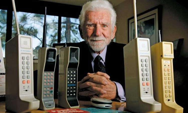 Από τούβλα σε smartphones: Η συναρπαστική ιστορική διαδρομή της τεχνολογίας στα κινητά τηλέφωνα