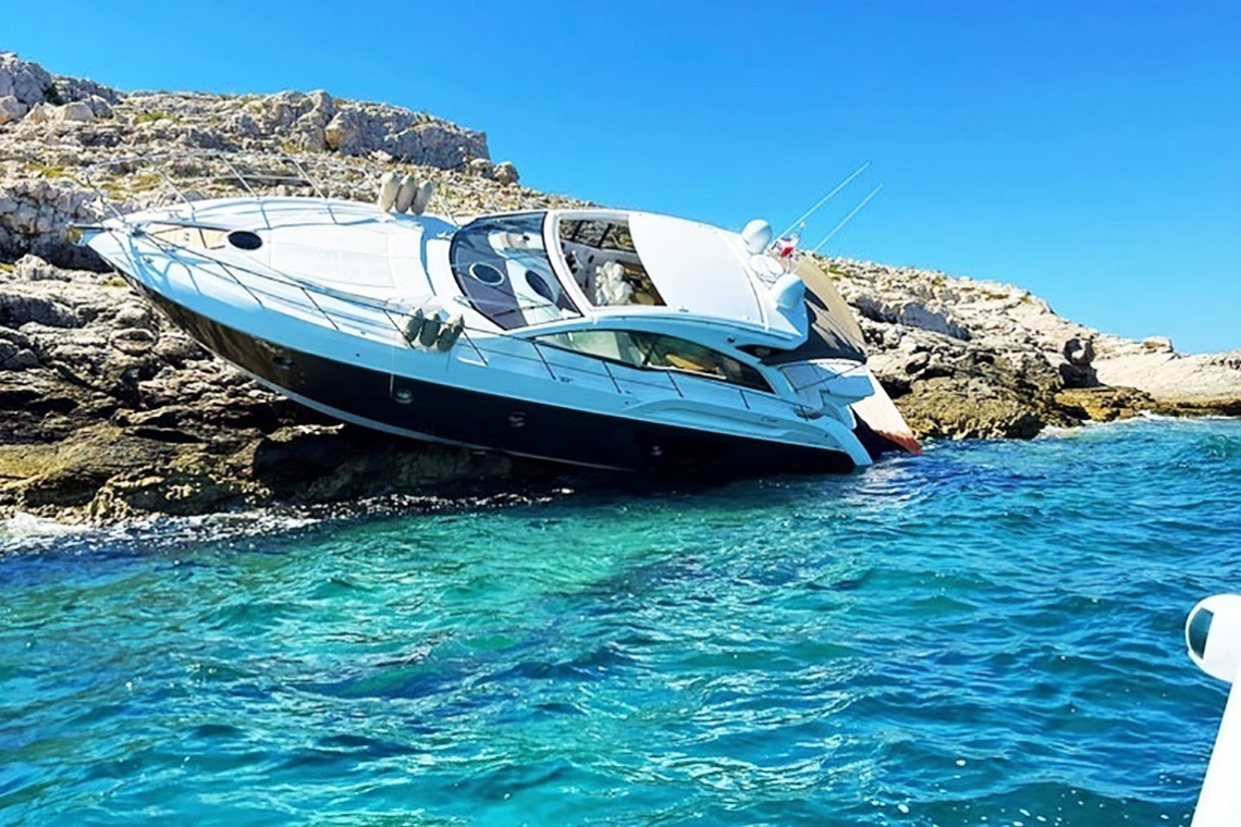 Ταχύπλοο συγκρούστηκε σε βράχια στη Βούλα, δύο τραυματίες στο νοσοκομείο