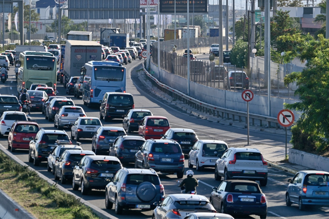 Καθυστερήσεις και μποτιλιαρίσματα: Ταλαιπωρία σε Κηφισό και Αττική Οδό