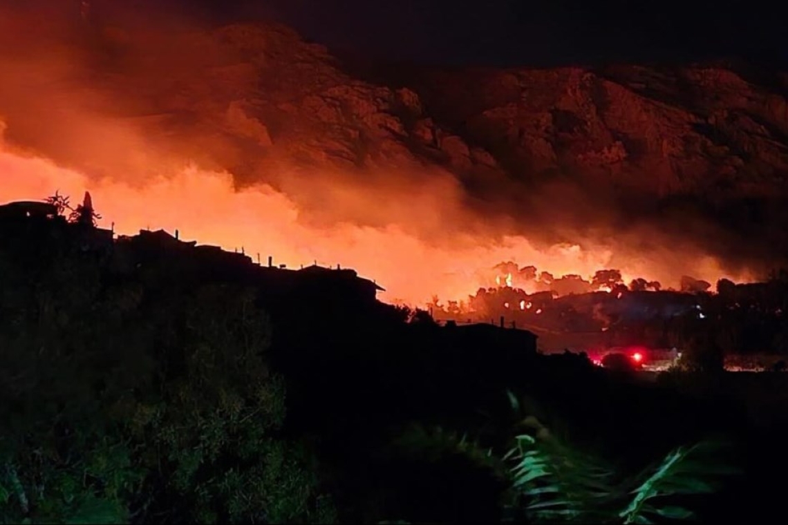 Απομάκρυνση λόγω της φωτιάς στη Χίο: Έχουν εκκενωθεί οικισμοί