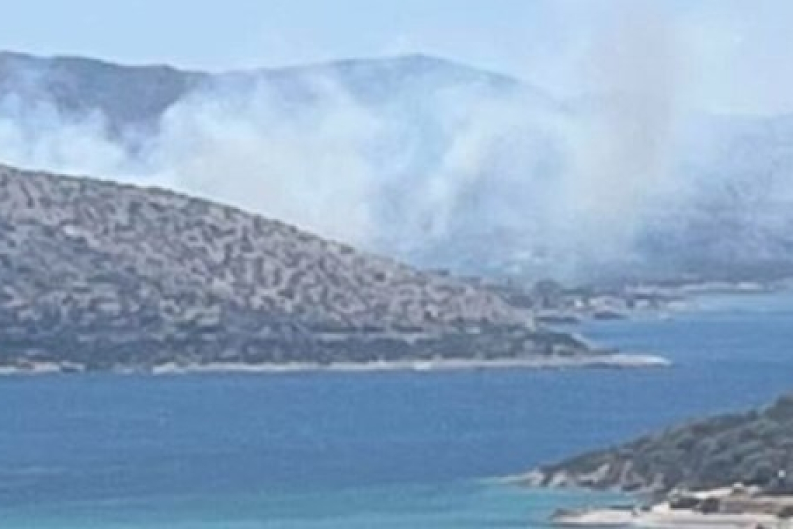 Εκκένωση στην Παλαιά Φώκαια λόγω φωτιάς με κατεύθυνση προς Λαγονήσι