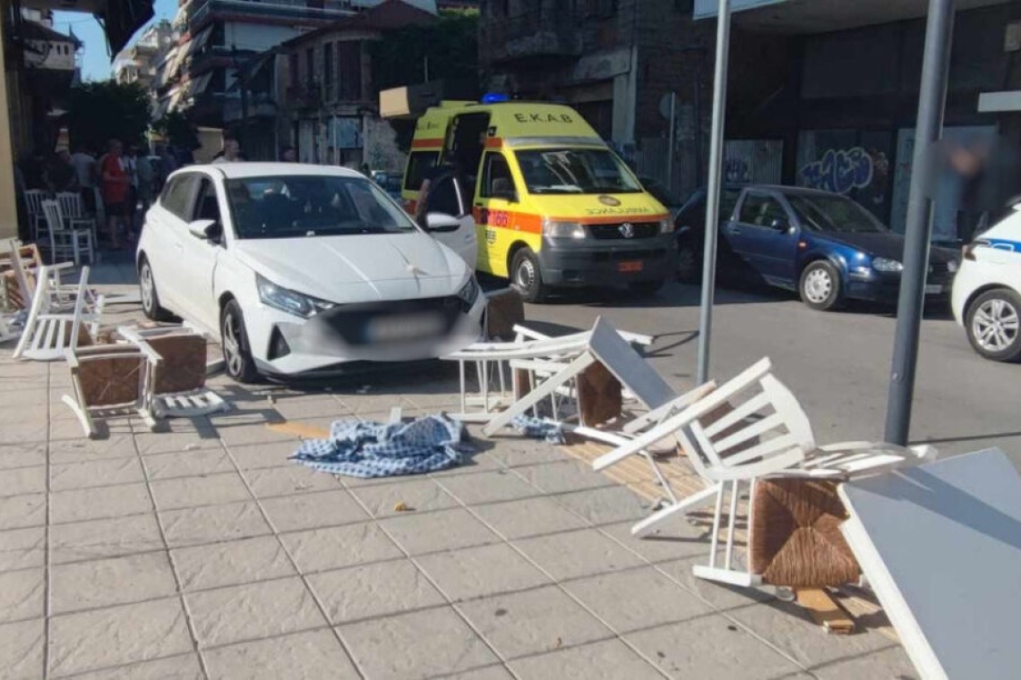 Αυτοκίνητο στο Αγρίνιο καταστρέφει τραπεζοκαθίσματα σε πεζοδρόμιο