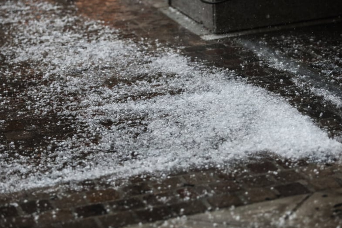 Ακραία καιρικά φαινόμενα: 49°C στη Λάρισα, χαλάζι στις Σέρρες