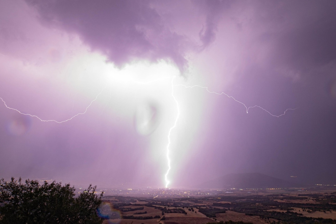 Εντυπωσιακή καταιγίδα χτυπά τη Θεσσαλονίκη με κεραυνούς και ανέμους