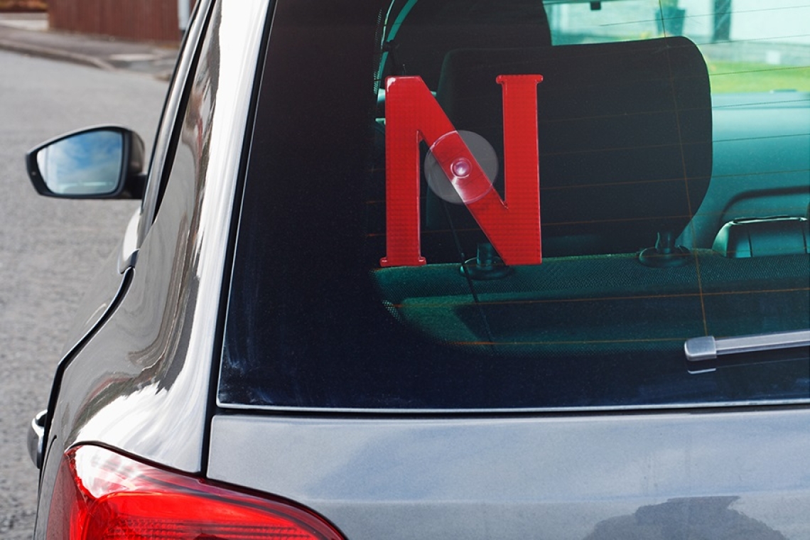 Σήμα νέου οδηγού (🅽): Υποχρέωση, όχι διακόσμηση