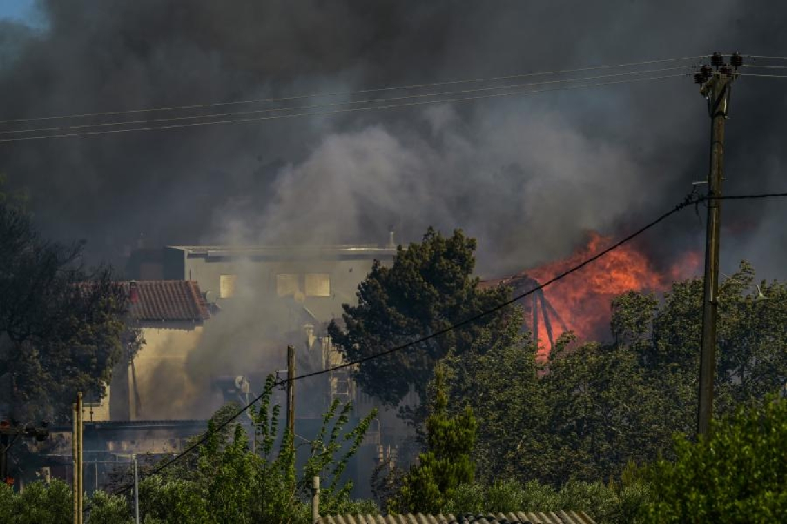 Φωτιά στη Ραφήνα: Καίγονται σπίτια, 51 απεγκλωβισμοί 