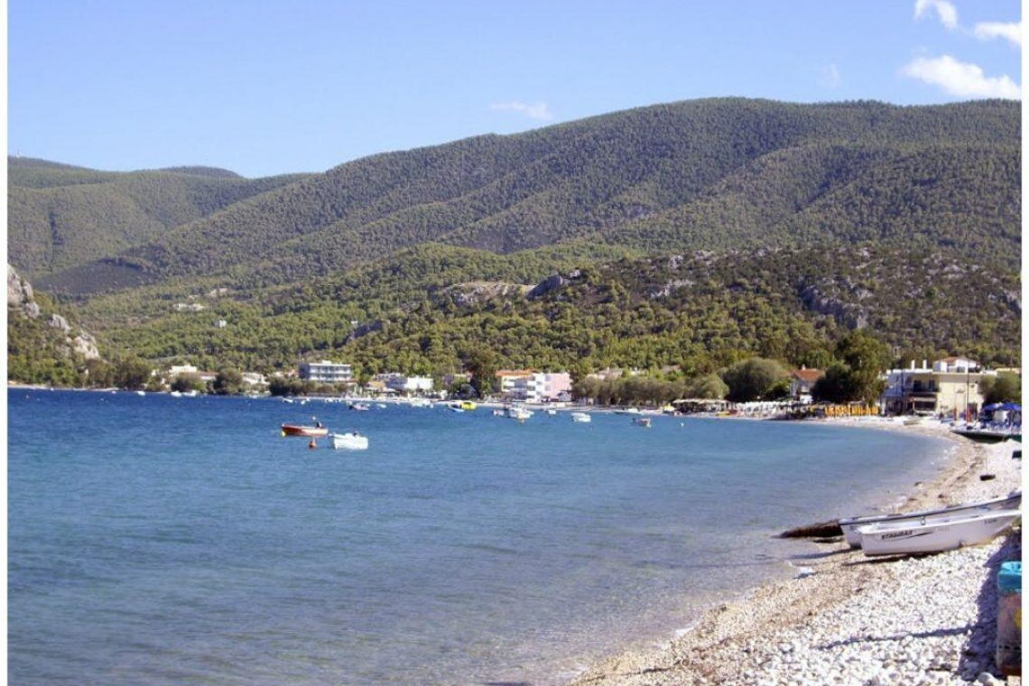 Εντυπωσιακή ελεγχόμενη έκρηξη όλμου σε παραλία του Ξυλοκάστρου