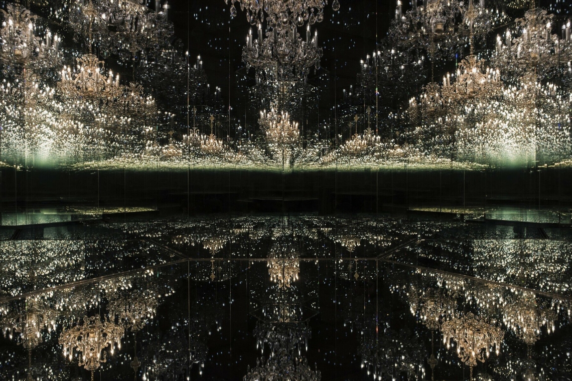 Η Yayoi Kusama και τα ατελείωτα δωμάτια με φως