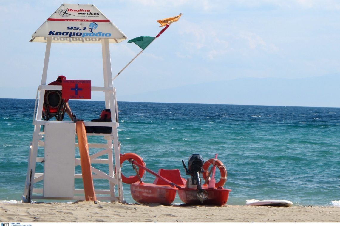 Τραγωδία στα Λιχαδονήσια: Θάνατος 69χρονου τουρίστα στην παραλία