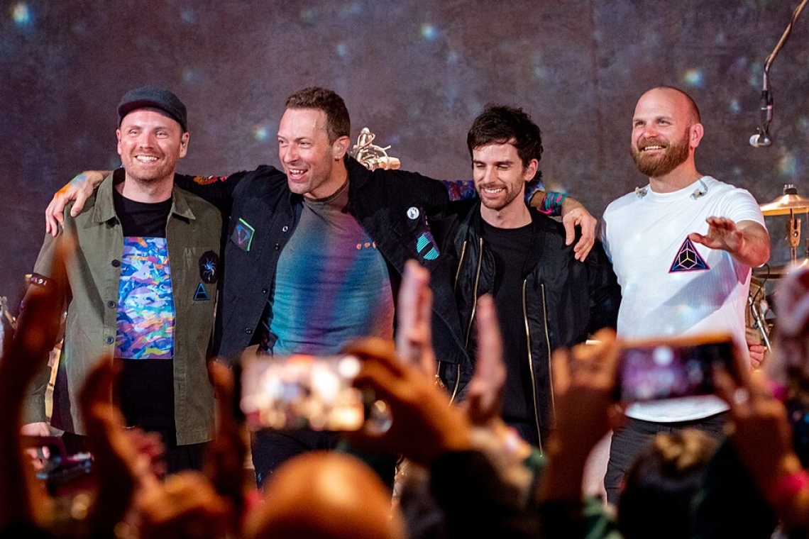 https://www.parapolitika.gr/images/640x360/jpg/files/2025-07-11/coldplay.jpg